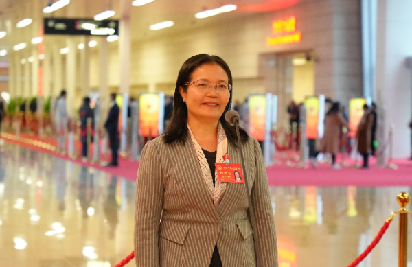 省人大代表、肇慶中學(xué)黨委書記陳淑玲：構(gòu)建“家校社醫(yī)” 青少年心理支持網(wǎng)絡(luò)
