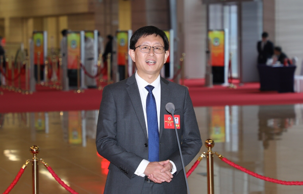 省政協(xié)委員、中山大學(xué)附屬第一醫(yī)院耳鼻咽喉科副主任李?。鹤屄稜I經(jīng)濟(jì)從“網(wǎng)紅”變“長紅”
